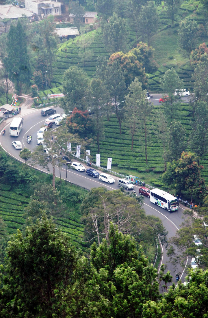 Suasana lalu lintas di Jalan Raya Puncak, Bogor, yang padat. Selain dilebarkan, sekaligus dilakukan perbaikan di beberapa titik lahan yang rawan longsor. 