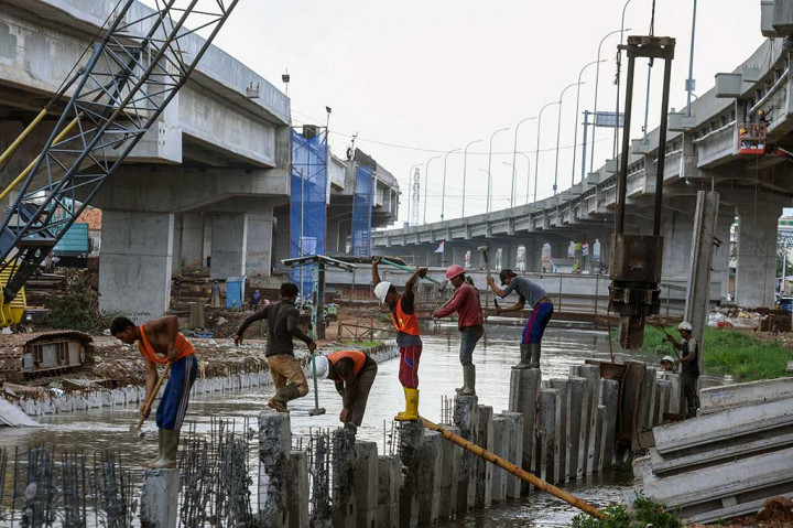 Pekerja menyelesaikan proyek pembangunan Tol Bekasi-Cawang-Kampung Melayu (Becakayu) seksi 1B di Cipinang Muara, Jakarta, Kamis (19/10/2017).