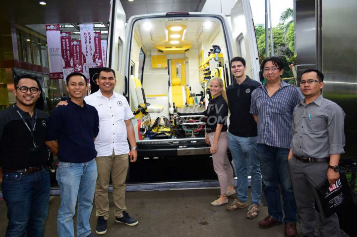 Perwakilan tiga perusahaan yang terlibat dalam pembuatan ambulans yaitu, Baze, Mercedes-Benz dan Spencer.