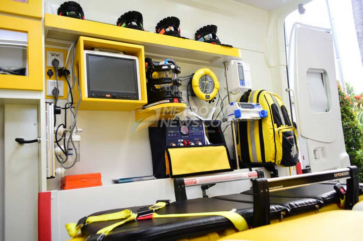 Peralatan medis yang diusung cukup lengkap, termasuk alat pacu jantung.