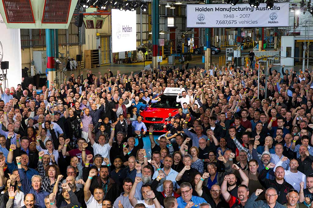 Ratusan pekerja berfoto bersama mobil terakhir yang diproduksi Holden, saat penutupan pabrik tersebut di Adelaide, Australia, Jumat (20/10/2017). 