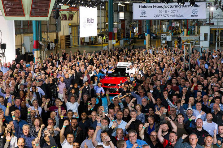 Ratusan pekerja berfoto bersama mobil terakhir yang diproduksi Holden, saat penutupan pabrik tersebut di Adelaide, Australia, Jumat (20/10/2017). 