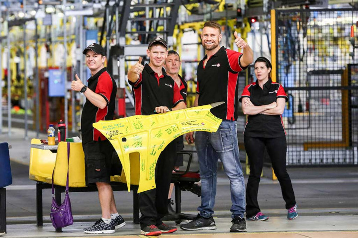 Penutupan pabrik itu mengikuti langkah Toyota Motor Co dan Ford Motor Co setahun lalu, yang membuat ribuan orang kehilangan pekerjaan. Ketiganya menutup pabrik untuk kemudian mencari lokasi perakitan yang lebih murah.