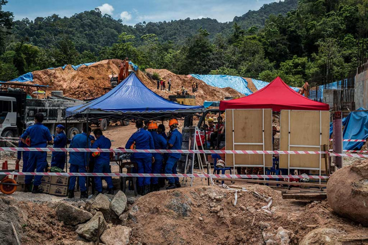 Tim penyelamat berusaha mencari korban yang belum ditemukan dalam musibah longsor di daerah Tanjung Bungah, sebelah utara Penang. 