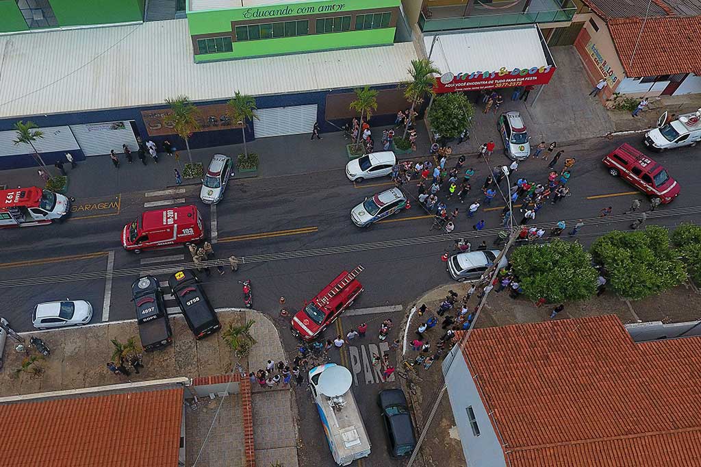 Warga berkumpul di luar sekolah swasta Goyases di Goiania, negara bagian Goias, Brasil, pascapenembakan, Jumat (20/10/2017) waktu setempat.