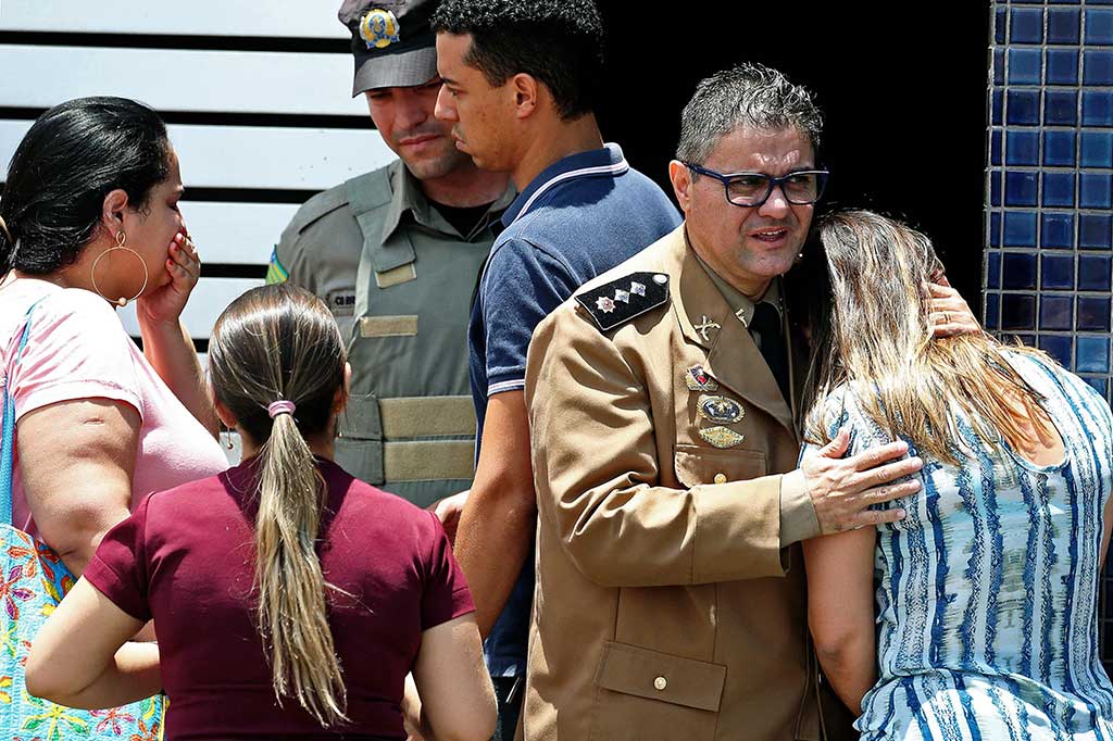 Menurut polisi, pelaku penembakan tersebut adalah anak seorang polisi yang menggunakan pistol kaliber 40 milik ayahnya. Remaja itu telah ditahan.