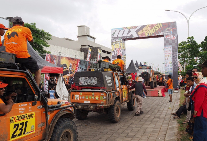 Warga dan keluarga berbaur menyambut kedatangan peserta IOX Celebes 2017 yang dipusatkan di Center Point of Indonesia, Makassar. 