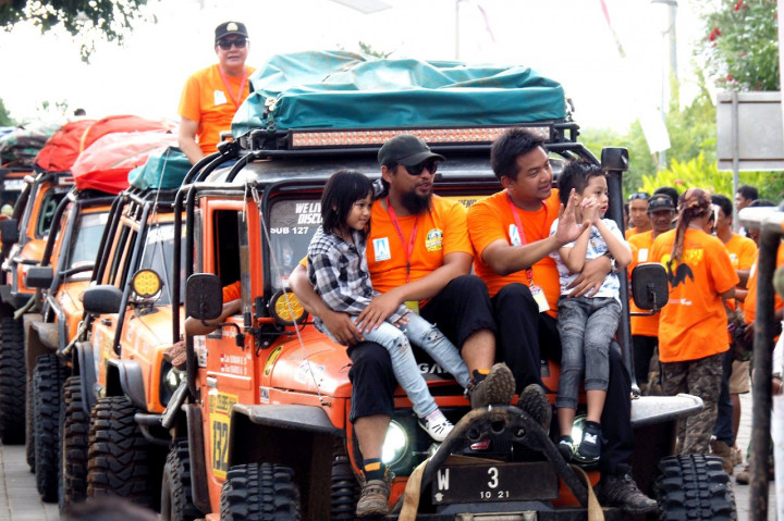 Meluapkan rindunya kepada keluarga yang dirindukan. Seluruh rombongan meninggalkan garis start di Kendari pada 7 Oktober 2017.