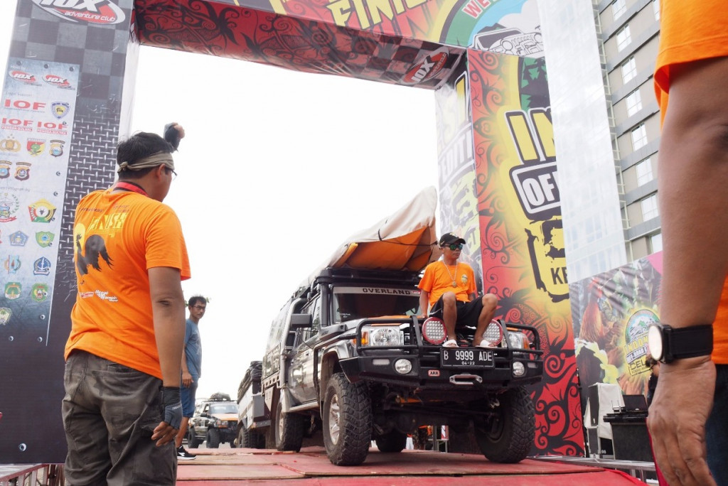 Rombongan IOX Overland Celebes 2017 memasuki garis finish. Baru di dalam gelaran IOX di Sulawesi ada Overland dengan fokus mengeksplorasi potensi wisata tersembunyi di daerah bersangkutan.
