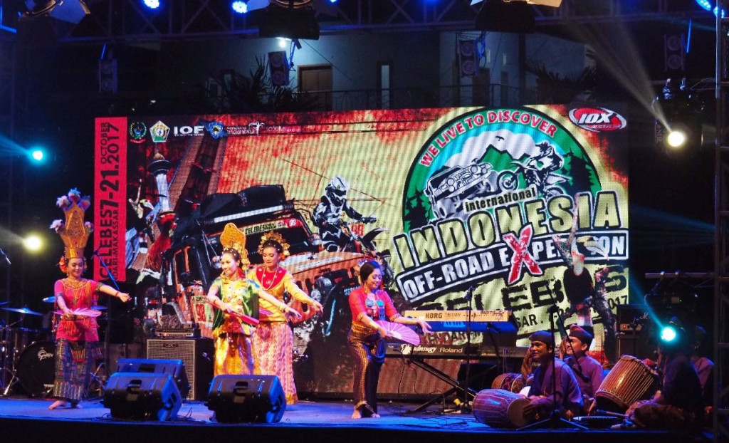 Acara malam ramah tamah di area kolam renang Hotel Gamara dibuka dengan tarian daerah dari beberapa etnis di Sulawesi Selatan. 