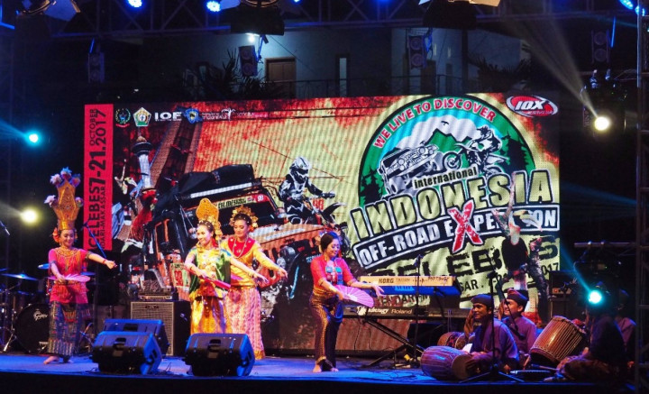 Acara malam ramah tamah di area kolam renang Hotel Gamara dibuka dengan tarian daerah dari beberapa etnis di Sulawesi Selatan. 