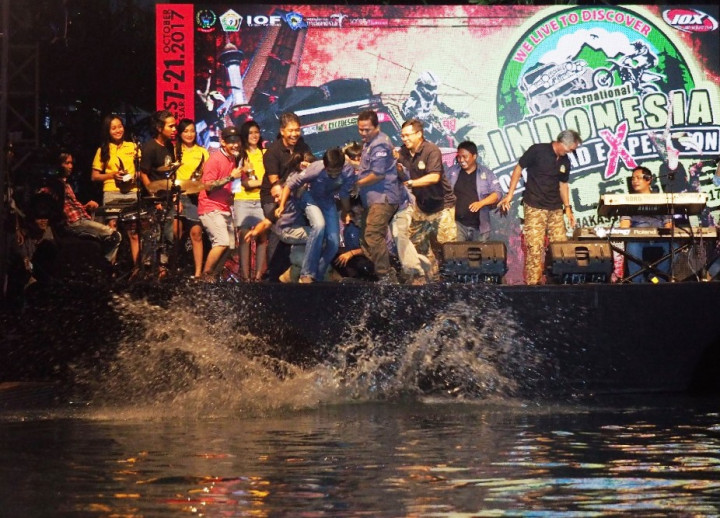 Puncak keseruan adalah saling menceburkan para penerima penghargaan ke kolam renang,