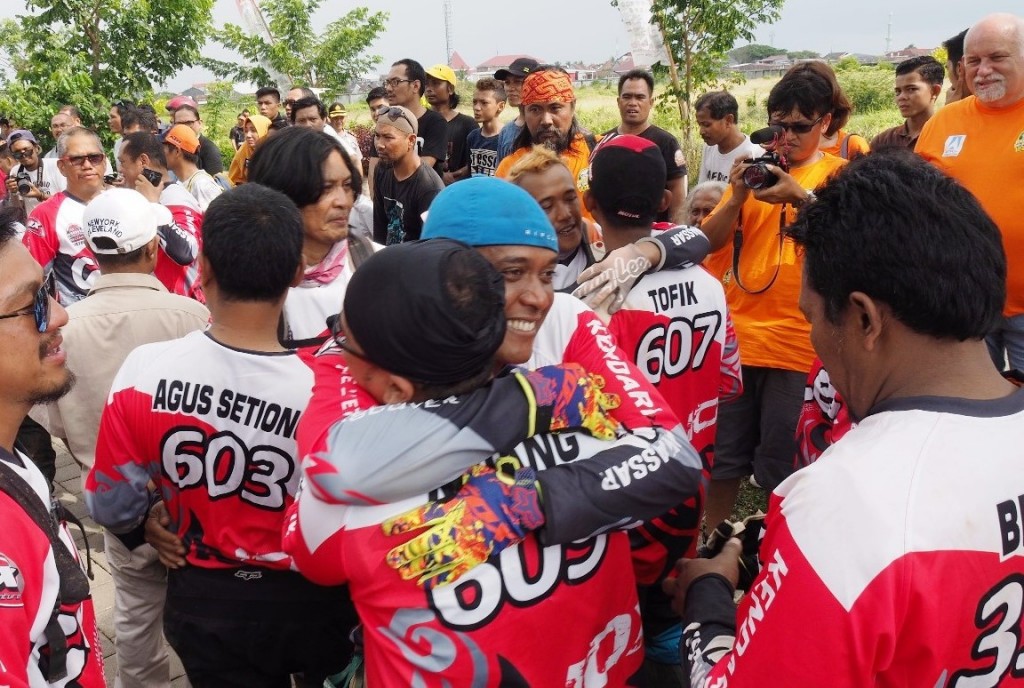 Peserta motor trail IOX Ultimate Celebes 2017 berpelukan melampiaskan kegembiraan dan syukur atas kekompakan dalam petualangan menjelajahi tiga propinsi. 