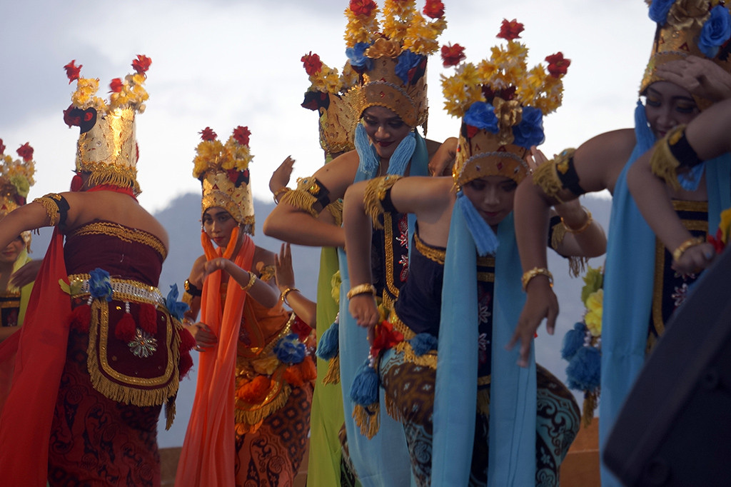 Kelompok penari unjuk kebolehan menari Gandrung khas Banyuwangi dalam Festival Kesenian Kawasan Selatan (FKKS) ke-13 di Pesisir Prigi, Trenggalek, Jawa Timur.
