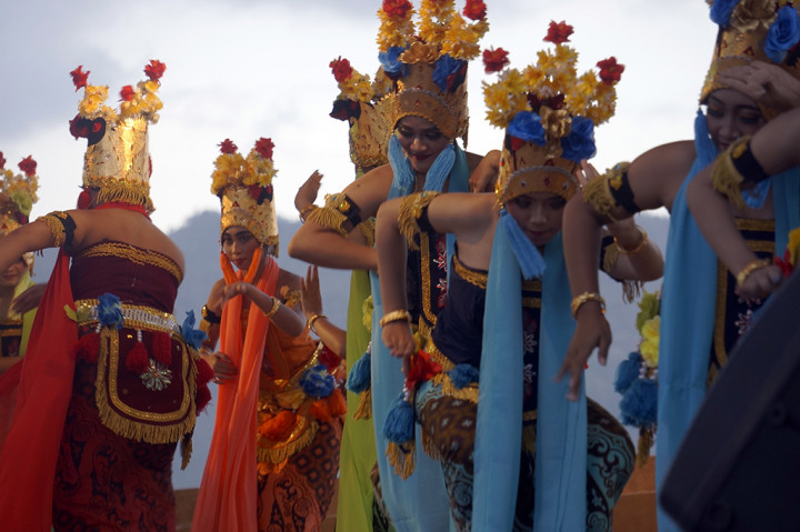 Kelompok penari unjuk kebolehan menari Gandrung khas Banyuwangi dalam Festival Kesenian Kawasan Selatan (FKKS) ke-13 di Pesisir Prigi, Trenggalek, Jawa Timur.
