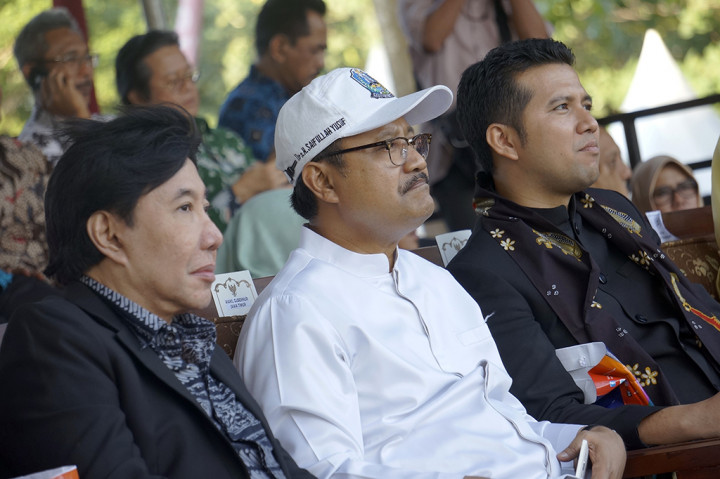 Koreografer yang juga anggota DPR Guruh Soekarno Putra, Wakil Gubernur Jawa Timur Saifullah Yusuf, dan Bupati Trenggalek Emil Elestianto Dardak hadir dalam acara tersebut.