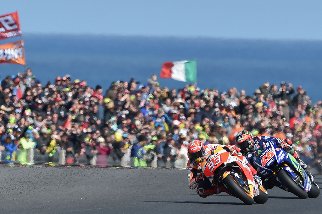 Persaingan berlangsung sengit sejak awal balapan di Sirkuit Phillip Island. Pemimpin lomba bergantian mulai dari Marc Marquez, Maverick Vinales, Johan Zarco, hingga Valentino Rossi.
