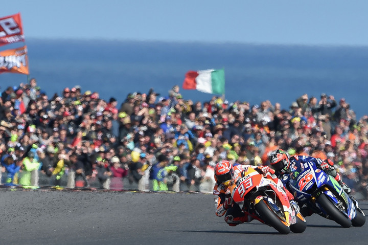 Persaingan berlangsung sengit sejak awal balapan di Sirkuit Phillip Island. Pemimpin lomba bergantian mulai dari Marc Marquez, Maverick Vinales, Johan Zarco, hingga Valentino Rossi.
