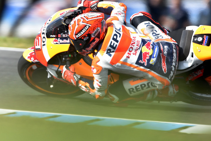 Marquez nyaris terjatuh di lap ketiga usai bersenggolan dengan Johann Zarco. Pebalap Repsol Honda itu sempat melorot keempat, namun berhasil bangkit menjadi juara.
