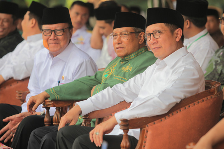 Ketua Umum Pengurus Besar Nahdatul Ulama (PBNU) Said Aqil Siroj bersama Menteri Dalam Negeri Tjahjo Kumolo dan Menteri Agama Lukman Hakim Saifuddin (kanan), mengikuti Apel Hari Santri Nasional 2017 di Tugu Proklamasi, Jakarta.