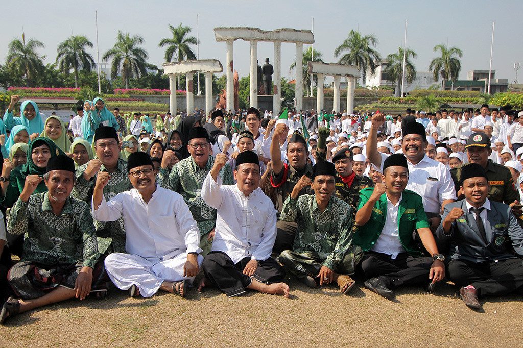 Wakil Gubernur Jawa Timur Saifullah Yusuf mengikuti upacara Hari Santri 2017 di Tugu Pahlawan Surabaya, Jawa Timur. Kegiatan itu bertema Santri Mandiri NKRI Hebat.