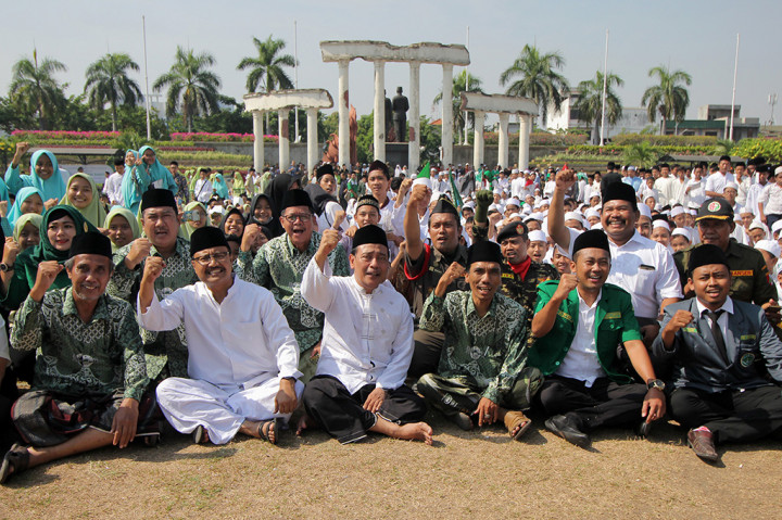 Wakil Gubernur Jawa Timur Saifullah Yusuf mengikuti upacara Hari Santri 2017 di Tugu Pahlawan Surabaya, Jawa Timur. Kegiatan itu bertema Santri Mandiri NKRI Hebat.