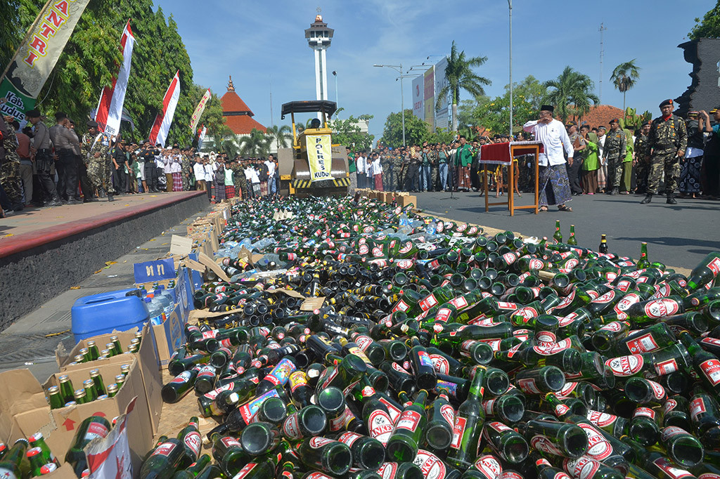Di Kudus, Jawa Tengah, sebanyak 5.397 minuman keras berbagai merk hasil operasi rutin sejak Mei hingga Oktober 2017 dimusnahkan pemerintah setempat saat peringatan Hari Santri Nasional.