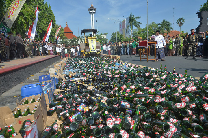 Di Kudus, Jawa Tengah, sebanyak 5.397 minuman keras berbagai merk hasil operasi rutin sejak Mei hingga Oktober 2017 dimusnahkan pemerintah setempat saat peringatan Hari Santri Nasional.