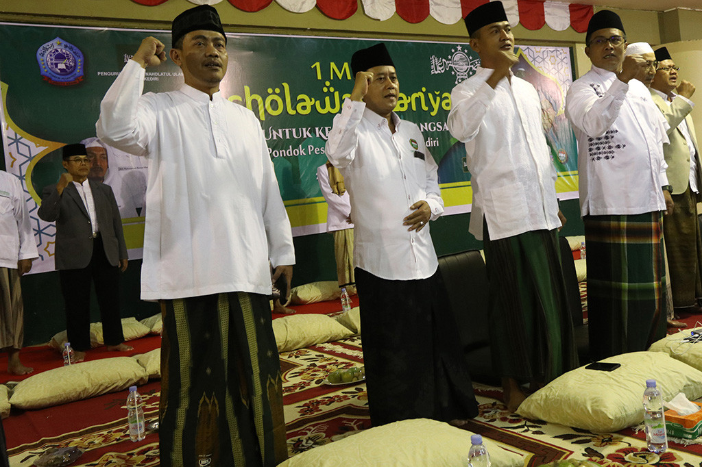 Ribuan santri mengikuti pembacaan Satu Miliar Sholawat Nariyah di Pondok Pesantren Lirboyo, Kota Kediri, Jawa Timur, Sabtu (21/10/2017) malam untuk memperingati Hari Santri Nasional.