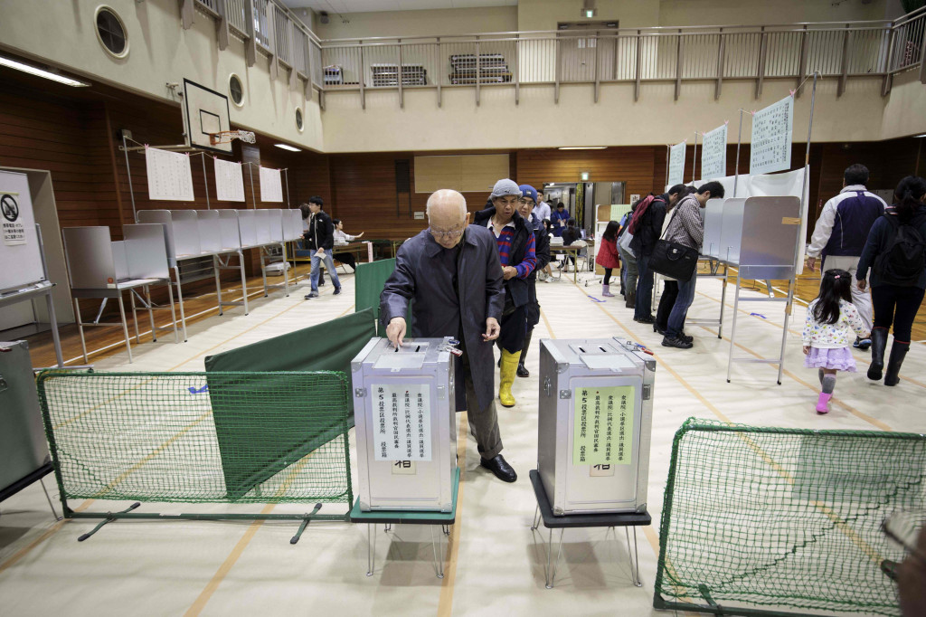 Analisis menyebut cuaca ini akan mempengaruhi jumlah pemilih, di mana kemungkinan akan menguntungkan Perdana Menteri Jepang saat ini, Shinzo Abe. 