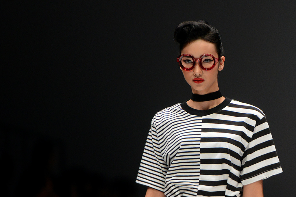 Model membawakan busana koleksi The Good Dept. dalam pertunjukan fesyen Pia Alisjahbana Awards 2017, Jakarta Fashion Week 2017 di Senayan City, Jakarta.
