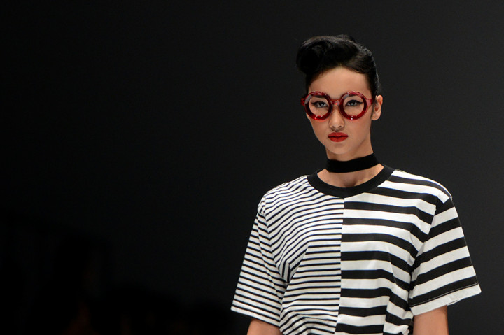 Model membawakan busana koleksi The Good Dept. dalam pertunjukan fesyen Pia Alisjahbana Awards 2017, Jakarta Fashion Week 2017 di Senayan City, Jakarta.
