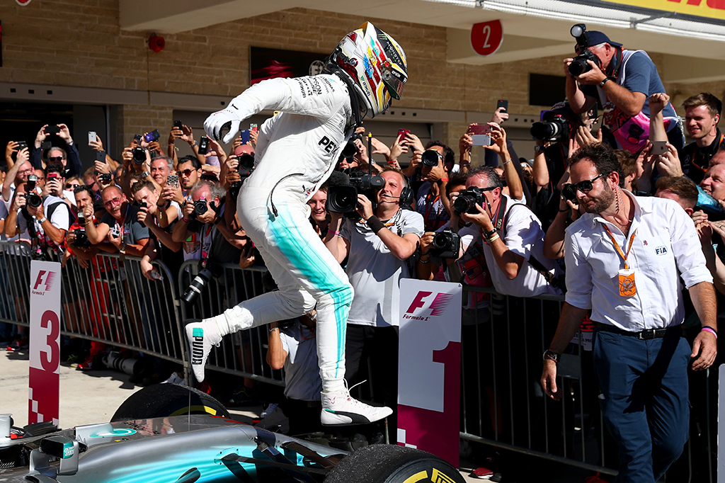 Lewis Hamilton kian dekat dengan gelar juara dunia Formula 1 (F1) 2017 setelah berhasil memenangkan perlombaan di Circuit of the Americas (COTA). 