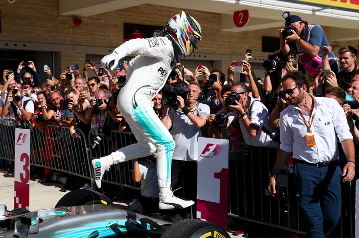 Lewis Hamilton kian dekat dengan gelar juara dunia Formula 1 (F1) 2017 setelah berhasil memenangkan perlombaan di Circuit of the Americas (COTA). 
