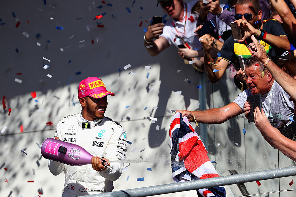 Hamilton dengan demikian unggul 66 poin dengan tiga seri tersisa di F1. 