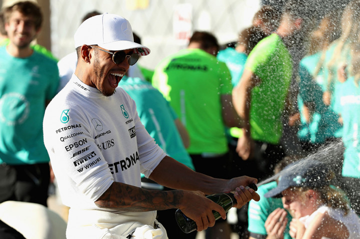 Hamilton merayakan kemenangan bersama timnya usai menjadi juara GP Amerika Serikat di Sirkuit Austin.