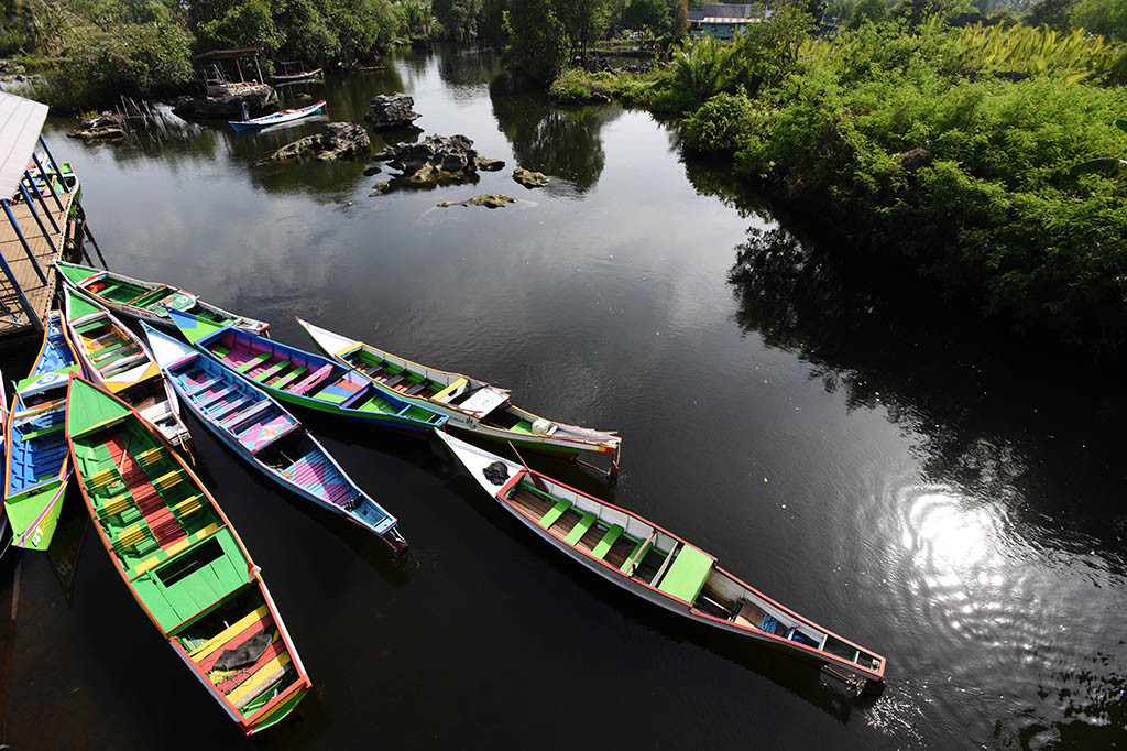 Salah satu spot terbaik untuk menikmati keindahan alam Rammang-Rammang adalah di Kampung Berua.Kampung ini hanya bisa dicapai dengan menumpangi perahu sampan. 