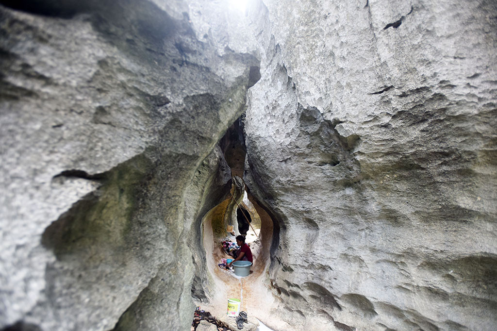 Selain itu, warga di sekiar kampung wisata tersebut juga memanfaatkan air sungai yang mengalir di hutan batu kars untuk minum dan mencuci pakaian.