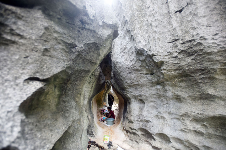 Selain itu, warga di sekiar kampung wisata tersebut juga memanfaatkan air sungai yang mengalir di hutan batu kars untuk minum dan mencuci pakaian.