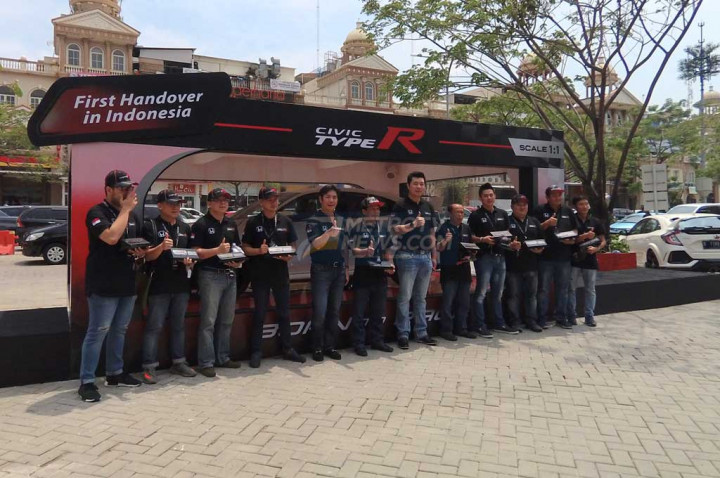 10 konsumen yang menerima kunci dan plakat khusus Civic Type R dari PT Honda Prospect Motor (HPM).