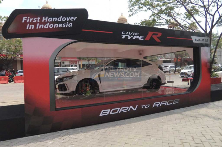 Honda Civic Type R yang dikemas khusus ala replika diecast namun dengan skala 1:1.
