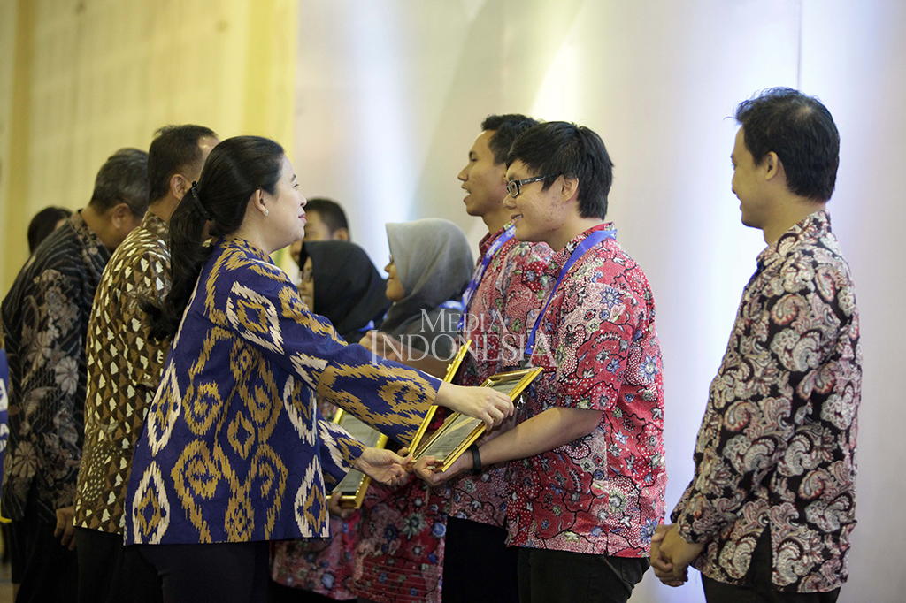 Menko PMK Puan Maharani memberikan penghargaan kepada sejumlah remaja berprestasi di bidang sains ketika acara pembukaan Indonesia Science Expo 2017.