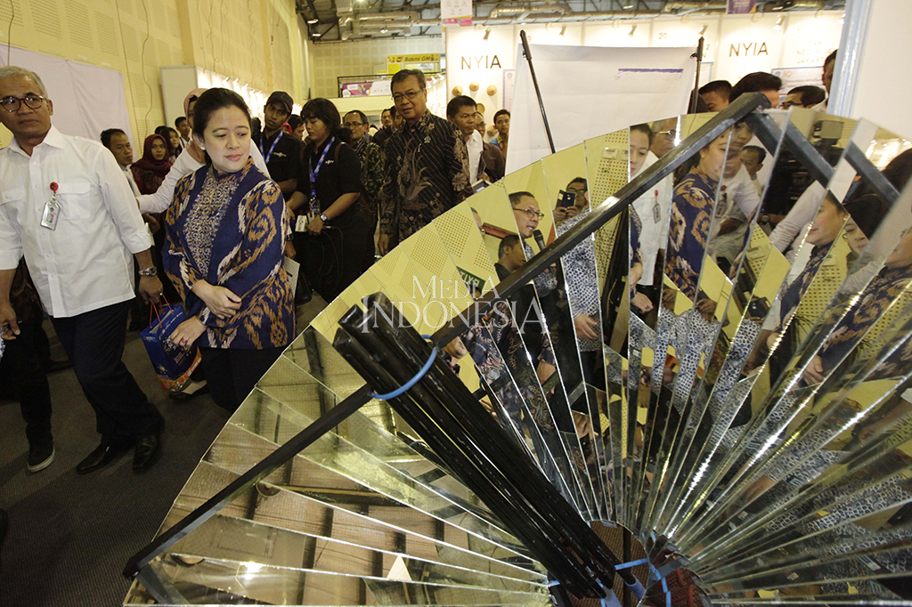 Menko PMK Puan Maharani bersama Kepala LIPI Prof Bambang Subiyanto melihat berbagai produk karya ilmiah saat acara Indonesia Science Expo 2017.