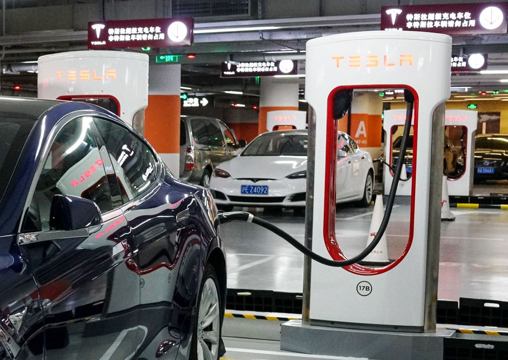 Tiongkok merupakan pasar kendaraan listrik terbesar di dunia. Tiongkok juga merupakan negara dengan jumlah produsen kendaraan listrik terbesar di dunia. 