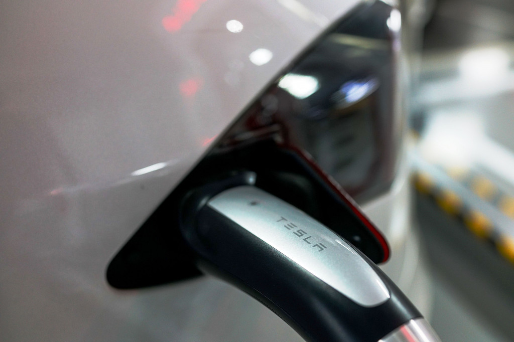 Pemerintah Tiongkok selama ini mewajibkan semua investor dari luar negeri menggandeng mitra lokal. Kebijakan tersebut efektif mendorong alih teknologi dan memperkuat industri dalam negeri Tiongkok.