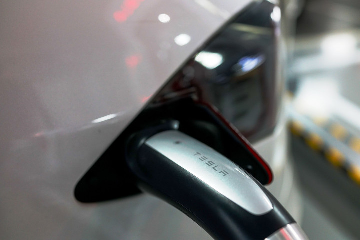 Pemerintah Tiongkok selama ini mewajibkan semua investor dari luar negeri menggandeng mitra lokal. Kebijakan tersebut efektif mendorong alih teknologi dan memperkuat industri dalam negeri Tiongkok.