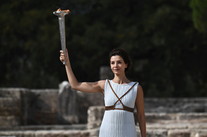 Aktris Yunani Katerina Lehou, yang berperan sebagai High Priestess, membawa obor selama gladi resik untuk upacara pembawaan api obor untuk Olimpiade 2018.