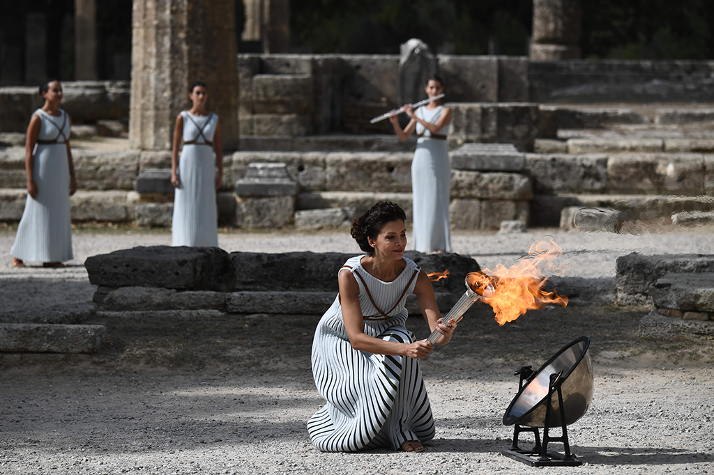 Aktris Katerina Lehou sebagai High Priestess, memegang obor setelah nyala api Olimpiade melewati penerangan sinar matahari, saat latihan terakhir untuk pembawaan obor api Olimpiade 2018 yang akan digelar di Pyeongchang, Korea Selatan.
