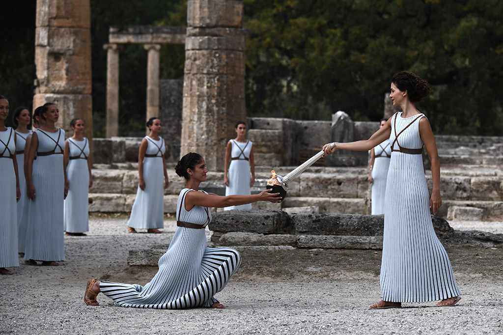 Aktris Yunani Katerina Lehou, yang berperan sebagai High Priestess, memegang obor saat latihan gladi untuk pembawaan api obor Olimpiade 2018 di situs Olympia kuno di Yunani.