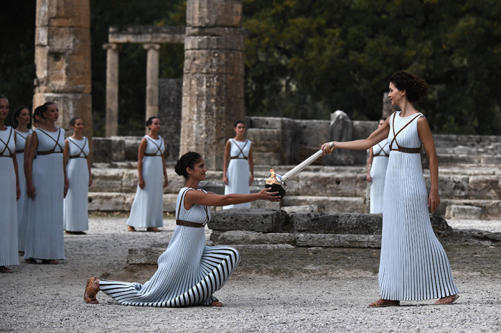 Aktris Yunani Katerina Lehou, yang berperan sebagai High Priestess, memegang obor saat latihan gladi untuk pembawaan api obor Olimpiade 2018 di situs Olympia kuno di Yunani.